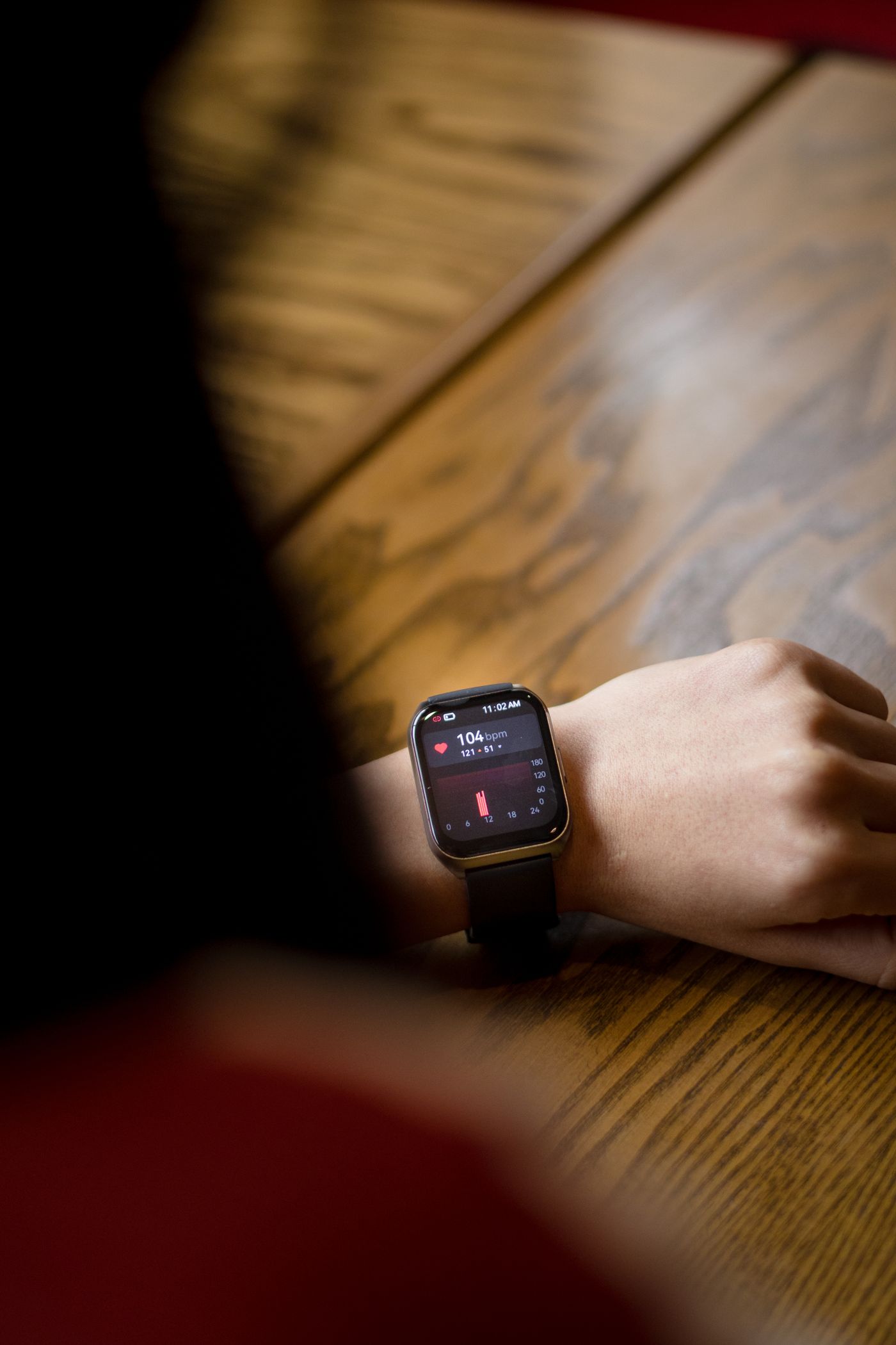 Smartwatch zeigt am Handgelenk die Herzfrequenz