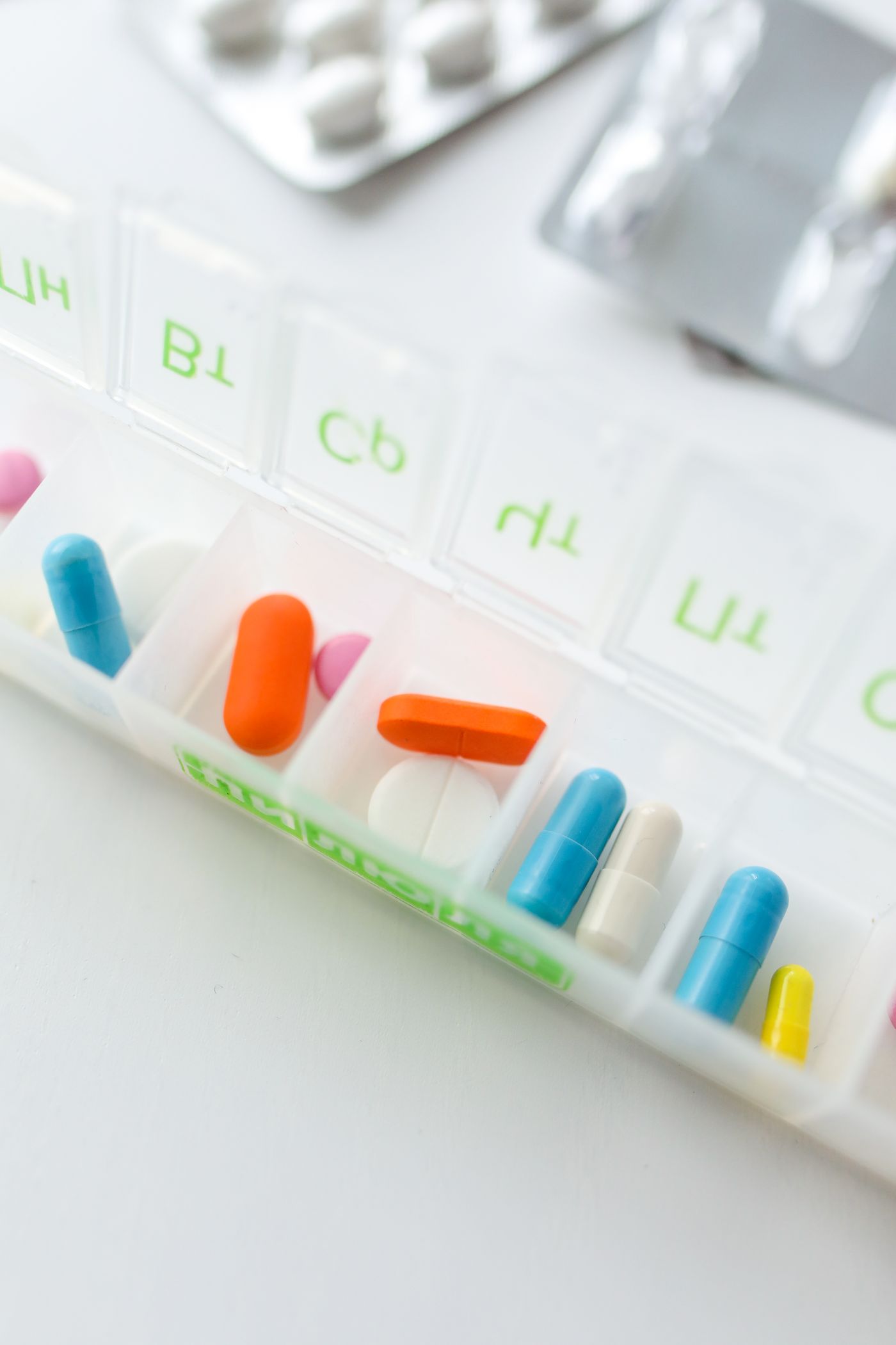 Wochendosierer mit Tabletten und Kapseln