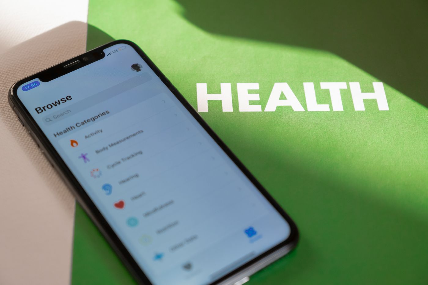 Smartphone mit geöffneter Gesundheits-App